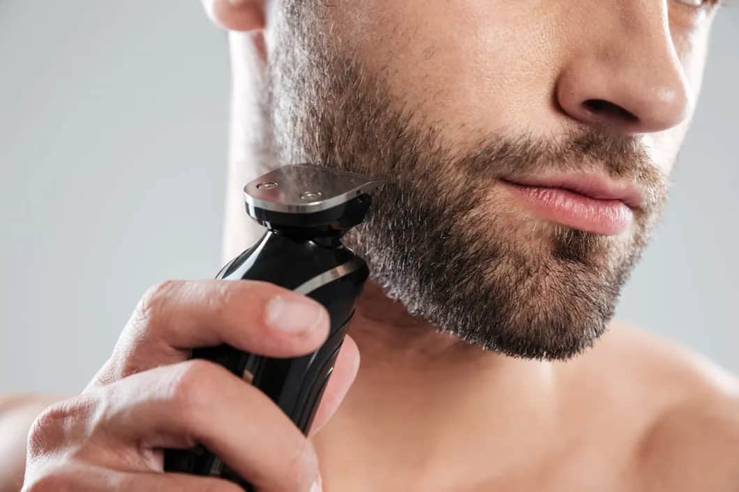 Jak używać nożyka do golenia twarzy? Praktyczne porady i techniki