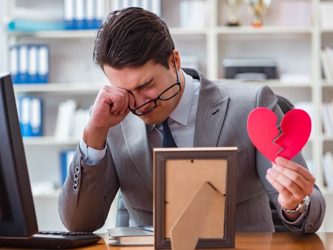 Czy mężczyzna cierpi po rozstaniu? Prawda o emocjach, która cię zaskoczy