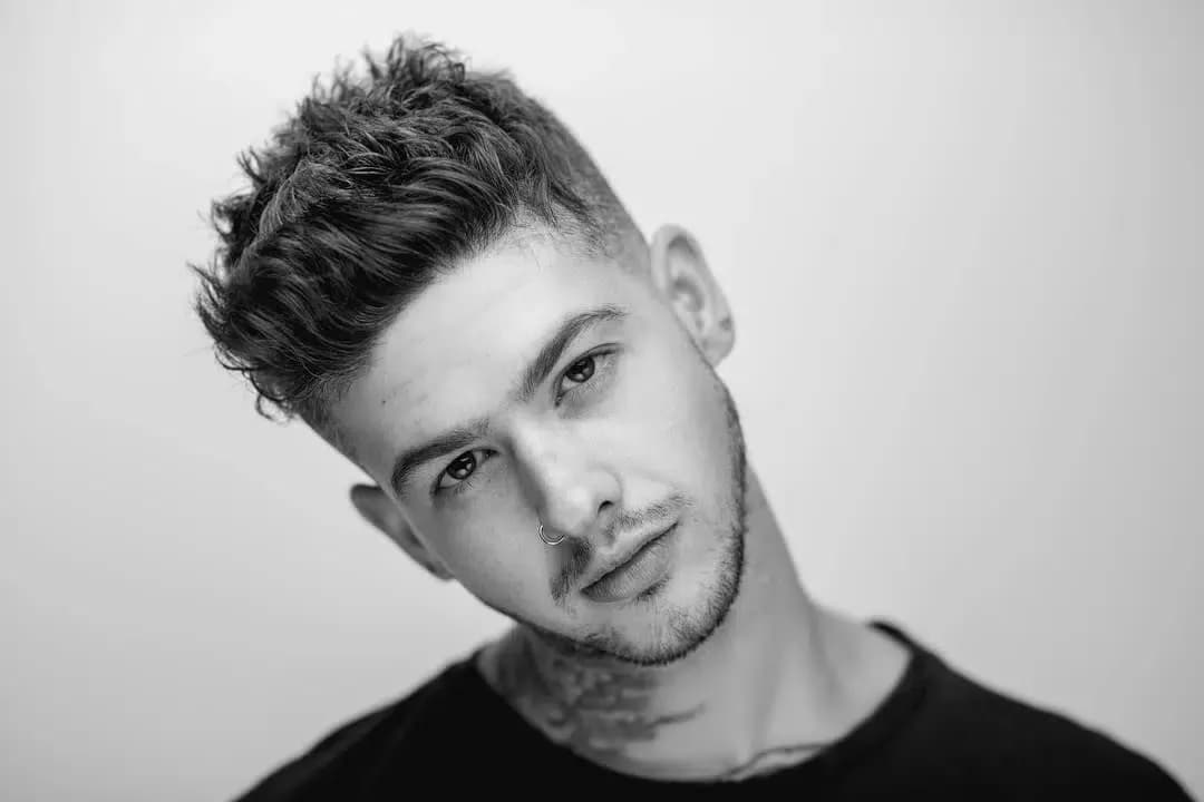 Bardzo krótkie fryzury męskie - Najlepsze fryzury męskie krótkie loki