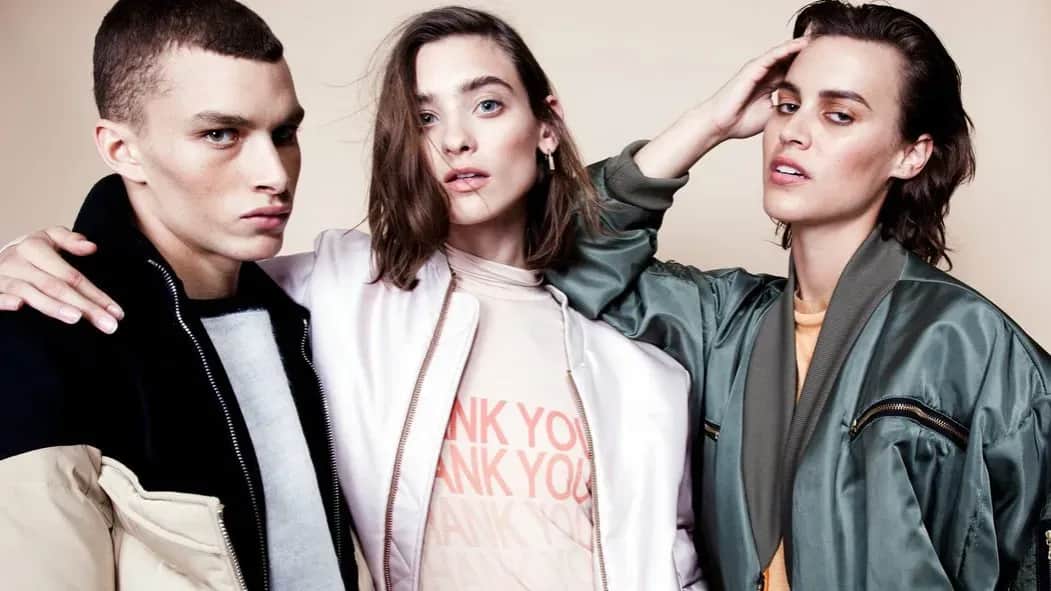 Jakie ubrania najczęściej mężczyźni pożyczają kobietom i dlaczego to robią?