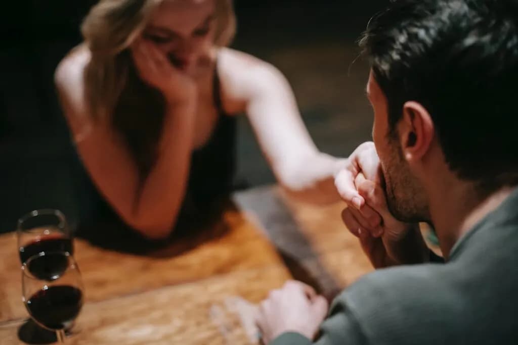 Jak flirtować z kobietą skutecznie: 9 nieznanych technik podrywu