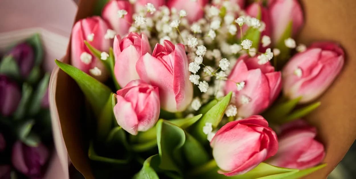 Kiedy wypada dać mężczyźnie kwiaty i jakie wybrać na różne okazje