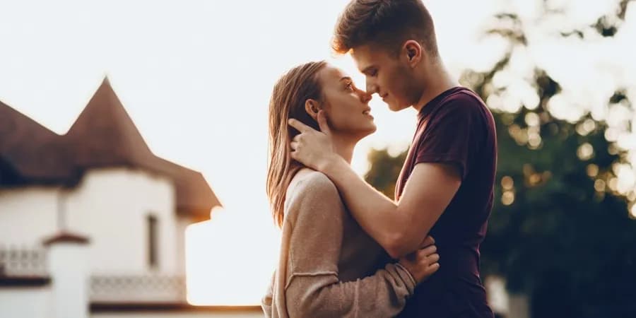 Jak się całować z dziewczyną: 7 skutecznych technik i porad