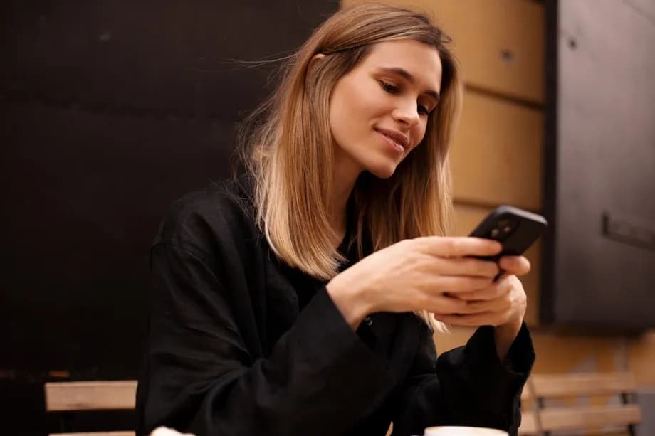 Jak sprawdzić czy kobiecie zależy – kluczowe sygnały zaangażowania emocjonalnego