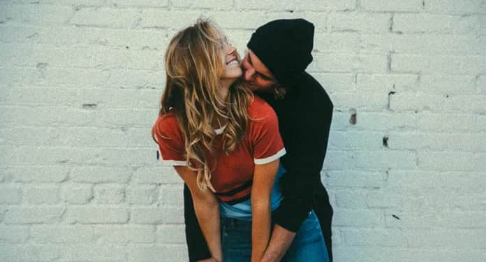 Jak zwrócić na siebie uwagę dziewczyny: 10 skutecznych porad