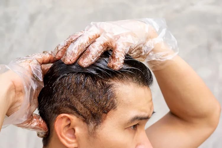 Dlaczego coraz więcej mężczyzn farbuje włosy? Poznaj prawdziwe powody