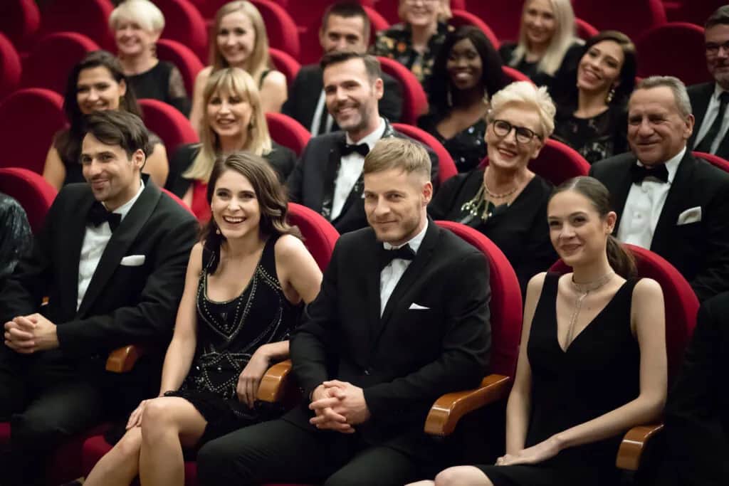 Jak się ubrać do teatru? Kluczowe zasady elegancji dla kobiet