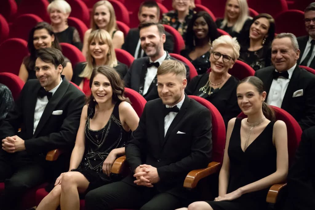 Jak się ubrać do teatru? Kluczowe zasady elegancji dla kobiet